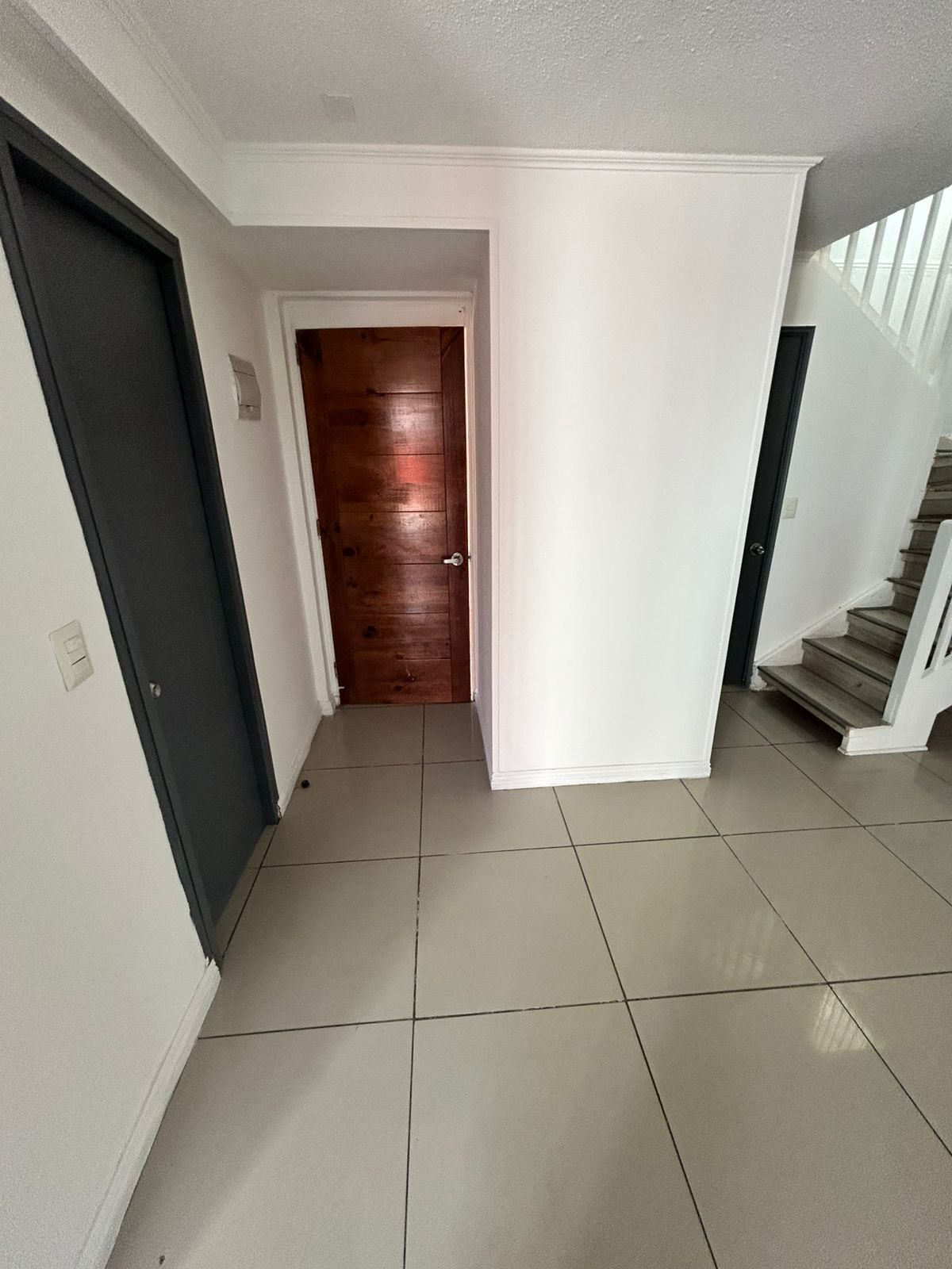 Casa moderna de dos pisos con jardín en lampa